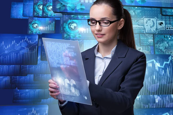 Affärskvinna inom datautvinning — Stockfoto