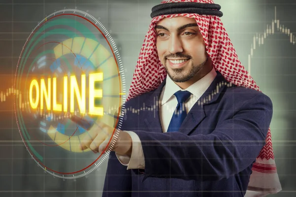 Uomo arabo premendo il pulsante online — Foto Stock