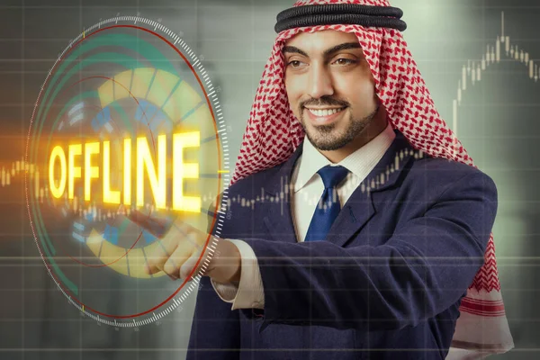 Arabische man dringende knop offline — Stockfoto