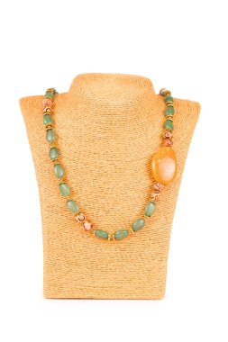 Beyaz arka plan üzerinde izole mücevher kolye