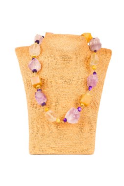 Beyaz arka plan üzerinde izole mücevher kolye