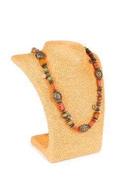 Beyaz arka plan üzerinde izole mücevher kolye