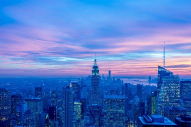Günbatımında New York Manhattan 'ın gece manzarası