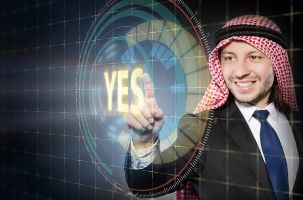 Hombre árabe presionando el botón sí — Foto de Stock