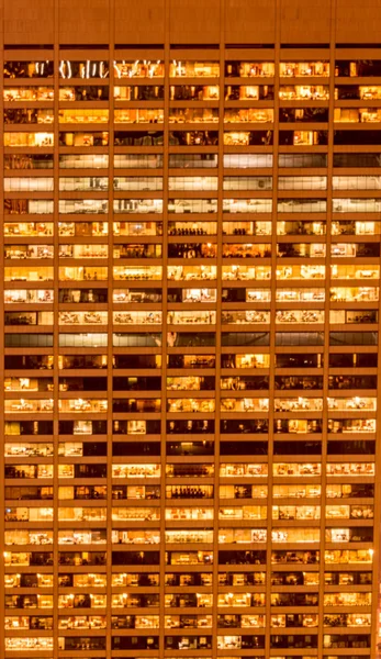Fenêtres de bureau éclairées la nuit — Photo