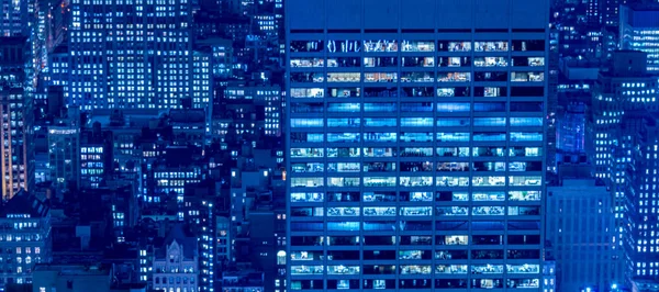 Kontorsfönster belysta på natten — Stockfoto