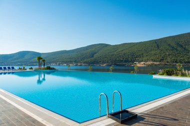 Aydınlık bir yaz gününde açık havada güzel bir yüzme havuzu.