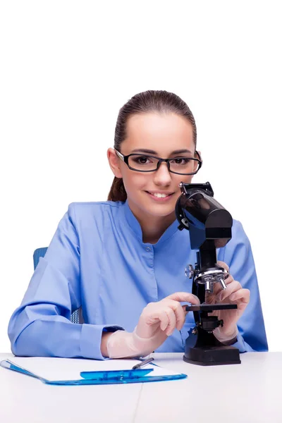 Laborchemiker arbeitet mit Mikroskop und Tuben — Stockfoto