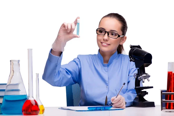 顕微鏡とチューブの操作演習化学者 — ストック写真