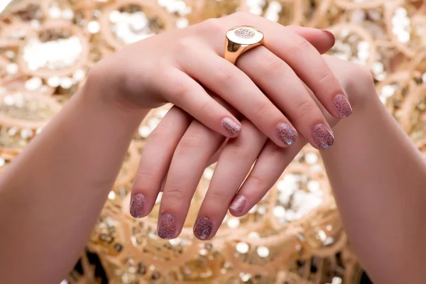 Mulher mostrando seus anéis de jóias no conceito de moda — Fotografia de Stock