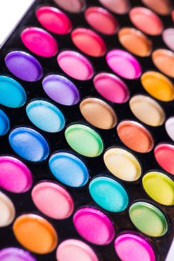 Beyaz izole makyaj için renkli gölge kümesi