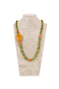 Beyaz arka plan üzerinde izole mücevher kolye