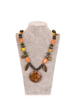 Beyaz arka plan üzerinde izole mücevher kolye