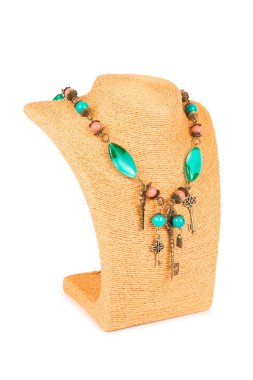 Beyaz arka plan üzerinde izole mücevher kolye