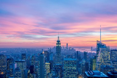 Günbatımında New York Manhattan 'ın gece manzarası