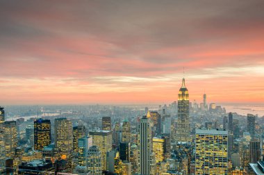 Günbatımında New York Manhattan 'ın gece manzarası