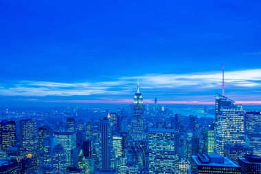 Günbatımında New York Manhattan 'ın gece manzarası