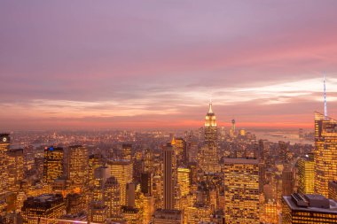 Günbatımında New York Manhattan 'ın gece manzarası