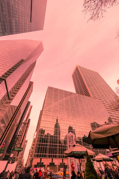Нью-Йорк хмарочосів vew з вулиці — стокове фото