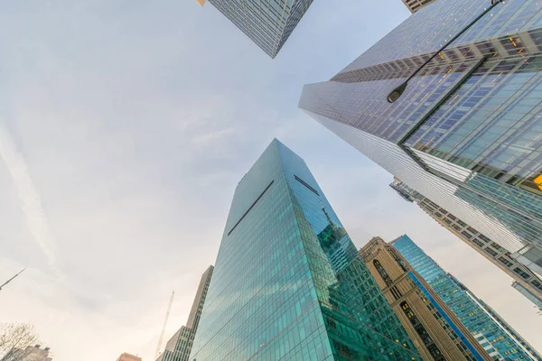 New Yorker Wolkenkratzer kippen von Straßenniveau — Stockfoto