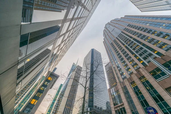 New York gökdelenleri sokak seviyesinden yükseldi — Stok fotoğraf