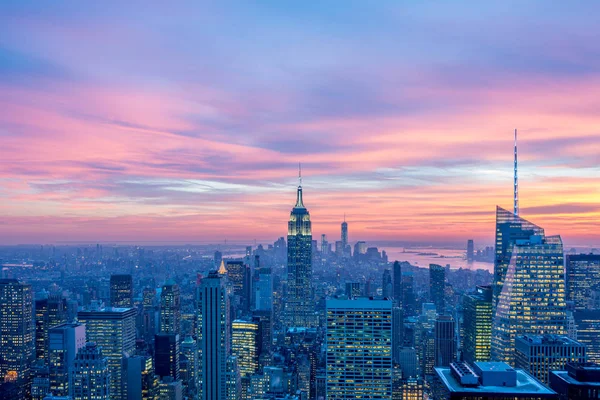 Nattutsikt över New York Manhattan under solnedgången — Stockfoto