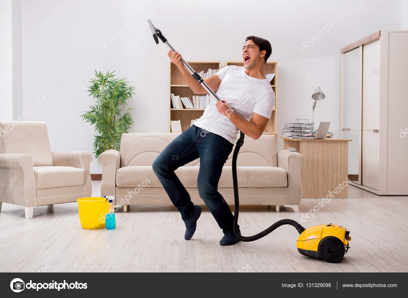 Моющий строительный пылесос karcher wd2. Мужчина пылесосит. Пылесос вакуум клинер. Vacuum cleaner пылесос. Самый мощный пылесос для дома.