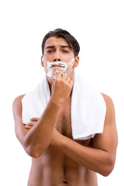 Yakışıklı adam izole üzerinde beyaz arka plan tıraş