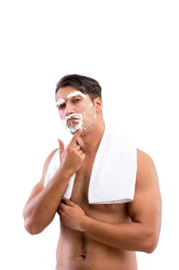 Yakışıklı adam izole üzerinde beyaz arka plan tıraş