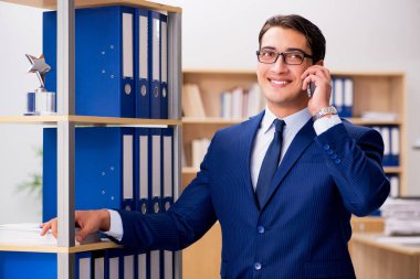 Yakışıklı işadamı üstünde hareket eden telefon konuşma