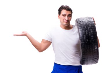 Yakışıklı lastik tamircisi beyazda izole edilmiş.