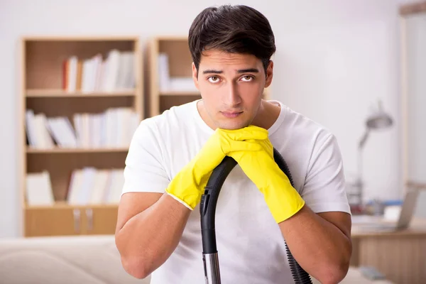 Hombre limpieza casa con aspiradora —  Fotos de Stock