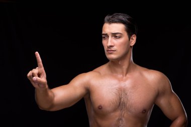 Kaslı adam sanal düğmelere basarak sökük