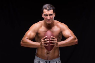 Kaslı adam Amerikan futbolu ile sökük