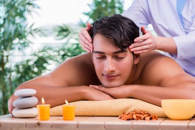 Spa salonda masaj oturumu sırasında adam