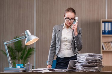 Ofiste çalışan iş kadını.