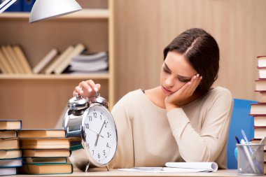 Üniversite sınavlarına hazırlanan genç öğrenci.