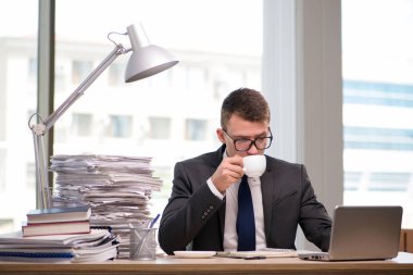 Genç işadamı ofiste çay içme