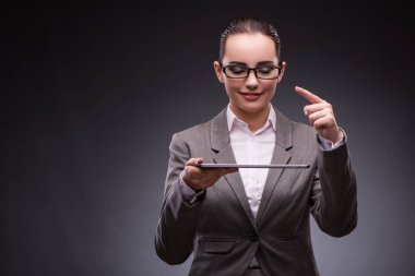 İş konseptinde tablet bilgisayarı olan kadın