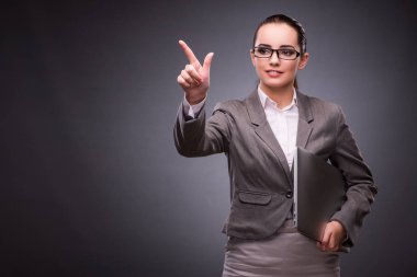 İş konseptinde dizüstü bilgisayarı olan iş kadını