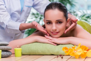 Masaj oturumu sırasında genç kadın