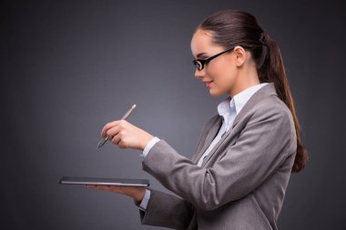 İş kadını iş konseptinde tablet bilgisayarda çalışıyor