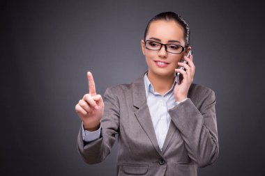 İş kadını iş kavramı içinde istimal hareket eden telefon