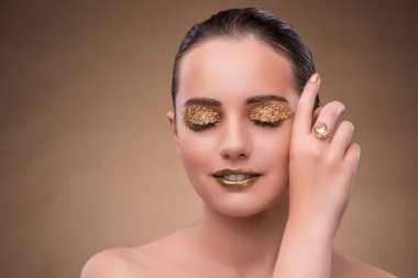 Zarif kadın mücevher moda kavramı ile