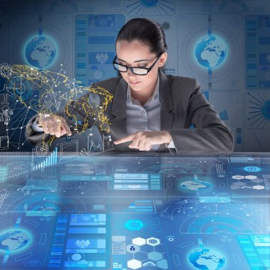 Fütüristik medya kavramı kadınla paylaşmak