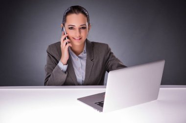 İş konseptinde dizüstü bilgisayarı olan iş kadını