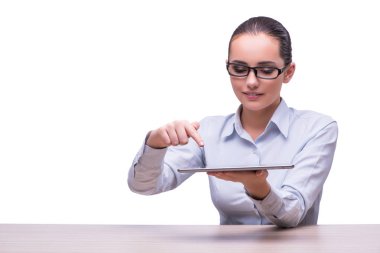 İş kadını çalışma tablet bilgisayar beyaz arka plan üzerinde