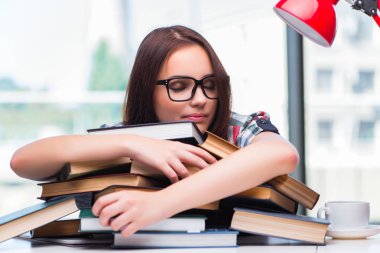 Bir sürü kitabı olan genç bir kız öğrenci.