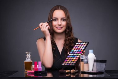 Güzel kadın makyaj moda kavramı içinde uygulamak