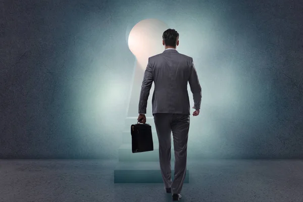 Affärsman som gående mot ljus från nyckelhålet — Stockfoto